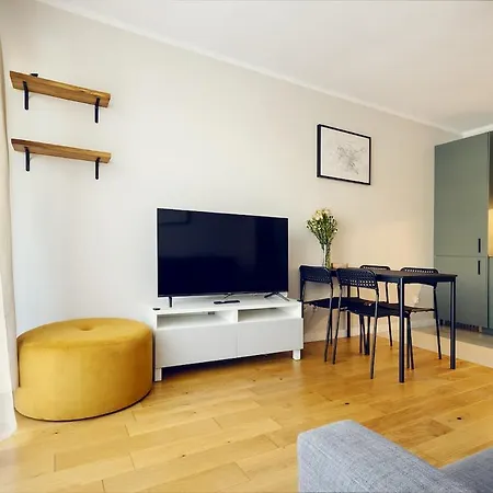 3-Room Apartment In Wroclaw, City Centre, Free Parking For 2 Cars *