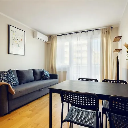 3-Room Apartment In Wroclaw, City Centre, Free Parking For 2 Cars *