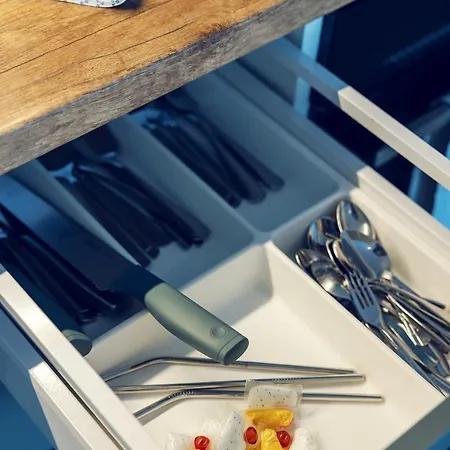 3-room Centre Near Market Square Free Parking