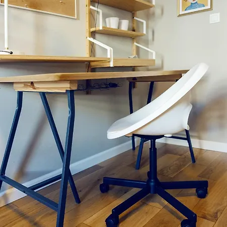 3-room Centre Near Market Square Free Parking *