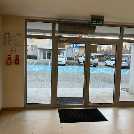 3-room Centre Near Market Square Free Parking