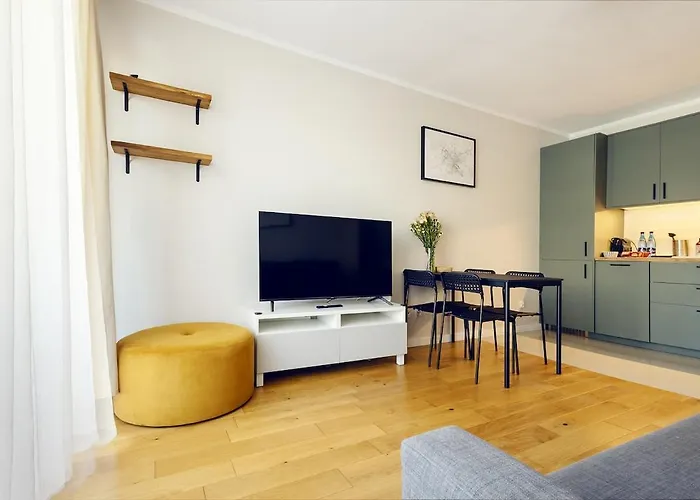 3-Room Apartment In Wroclaw, City Centre, Free Parking For 2 Cars *