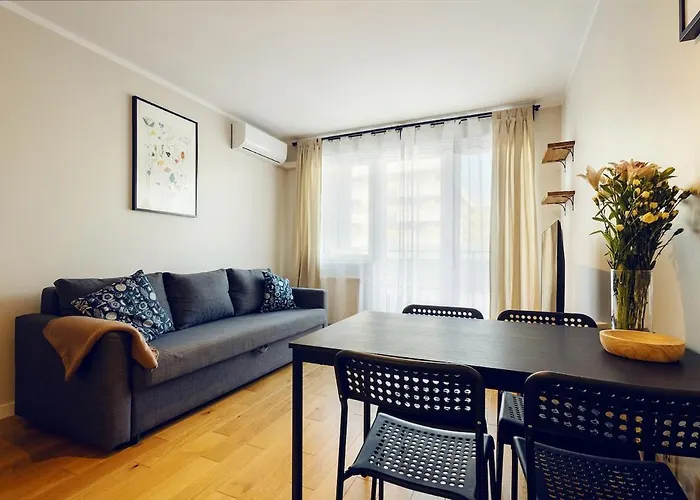 3-room Centre Near Market Square Free Parking *