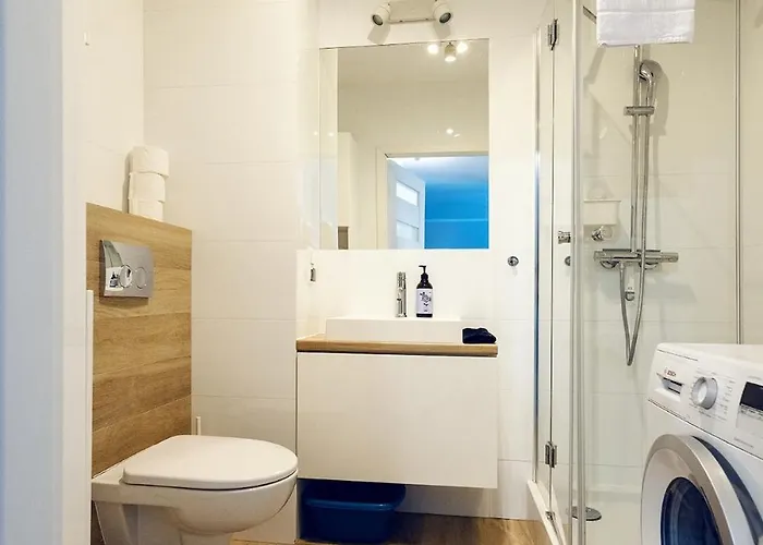 3-room Centre Near Market Square Free Parking